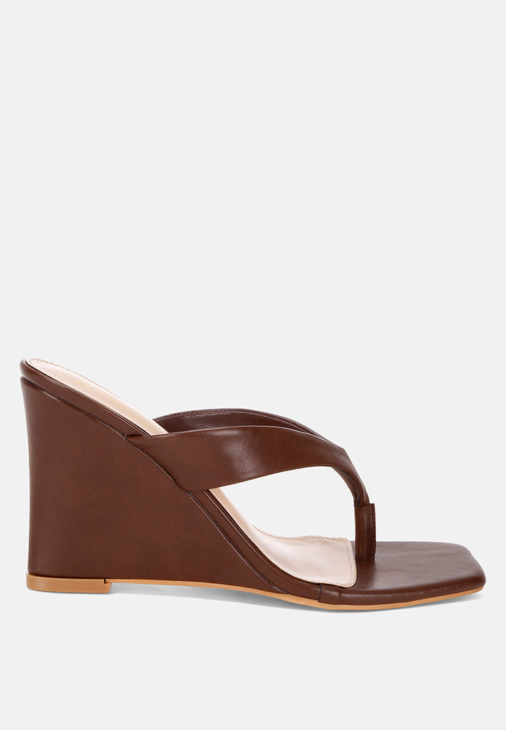 amilta square toe thong heels#color_brown-smooth