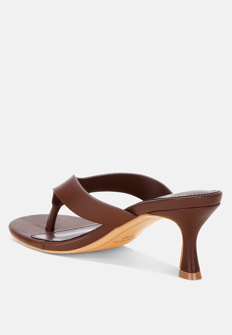 beaboux thong strap kitten heel sandals#color_brown Leather