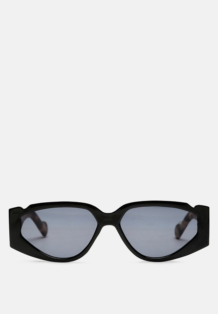 sport sunglasses with printed temples#color_black