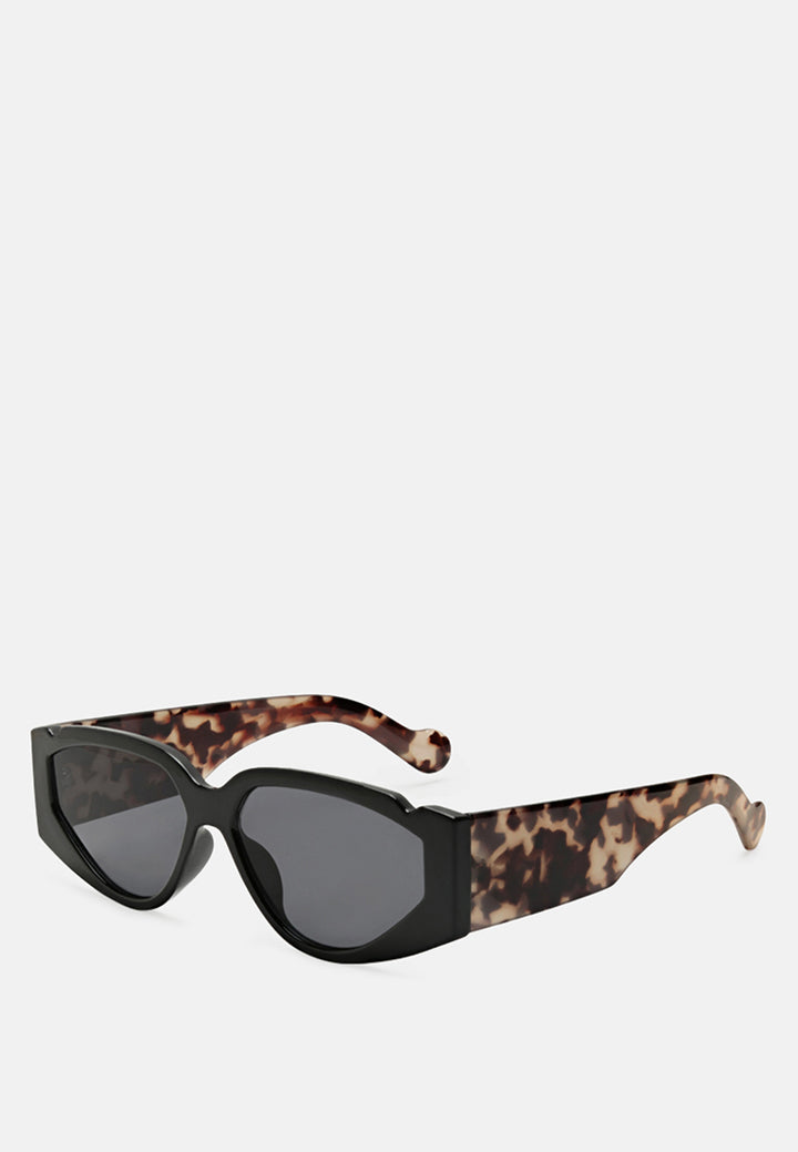 sport sunglasses with printed temples#color_black