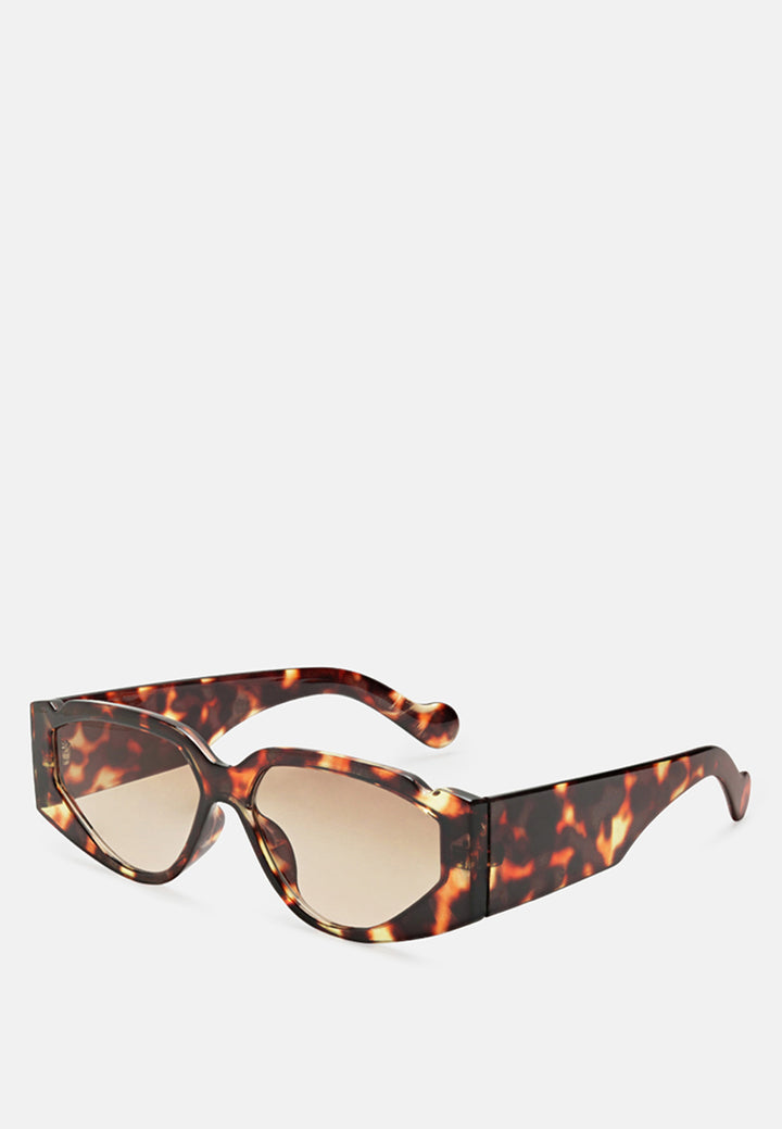 sport sunglasses with printed temples#color_tan