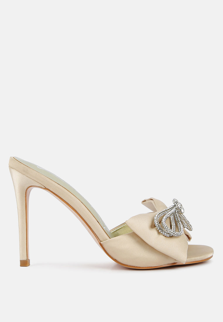 brag in crystal bow satin high heeled sandals#color_beige