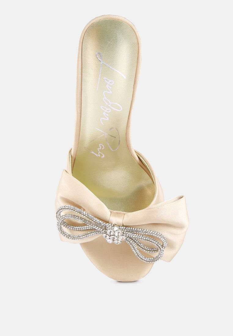 brag in crystal bow satin high heeled sandals#color_beige