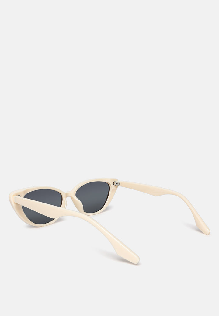 laid-back oval cat eye sunglasses#color_beige-grey