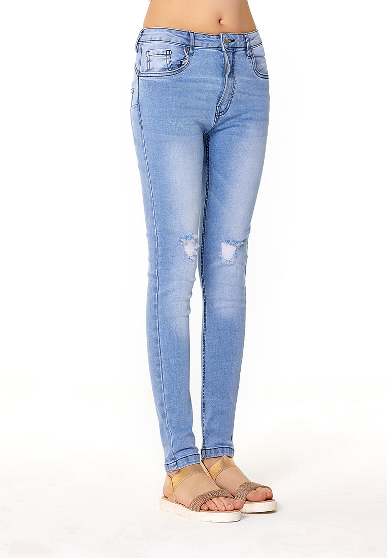 slim fit distressed jeans#color_light-blue
